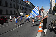 Viel Publikum am Straßenrand (Foto: Ingrid Grossmann)